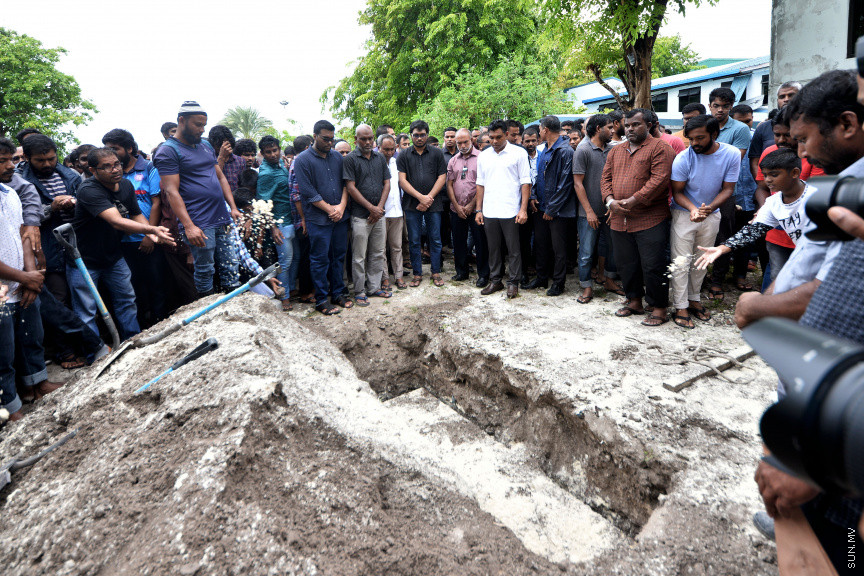 21 ސެޕްޓެމްބަރ 2019: ރޭ މާލޭގައި ހިނގި އަލިފާނުގެ ހާދިސާގައި ނިޔާވެފައިވާ ތ. ބުރުނީ ފެންފިޔާޒުގެ އައިޝަތު ޝައުނާގެ ޖަނާޒާ -- ސަން ފޮޓޯ/ އަހުމަދު އަވްޝަން އިލްޔުާސް