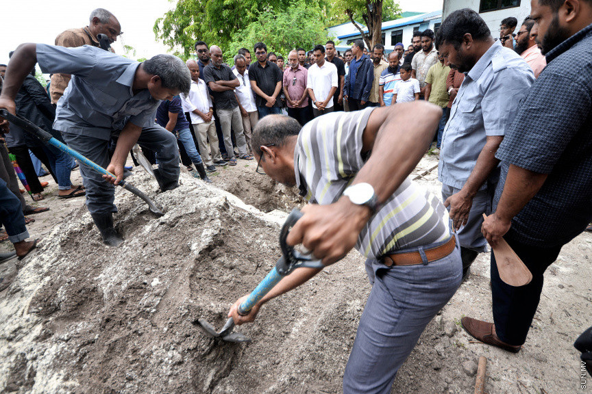 21 ސެޕްޓެމްބަރ 2019: ރޭ މާލޭގައި ހިނގި އަލިފާނުގެ ހާދިސާގައި ނިޔާވެފައިވާ ތ. ބުރުނީ ފެންފިޔާޒުގެ އައިޝަތު ޝައުނާގެ ޖަނާޒާ -- ސަން ފޮޓޯ/ އަހުމަދު އަވްޝަން އިލްޔުާސް