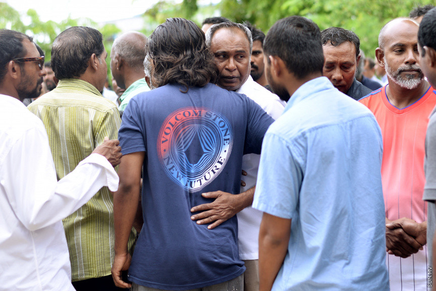 21 ސެޕްޓެމްބަރ 2019: ރޭ މާލޭގައި ހިނގި އަލިފާނުގެ ހާދިސާގައި ނިޔާވެފައިވާ ތ. ބުރުނީ ފެންފިޔާޒުގެ އައިޝަތު ޝައުނާގެ ޖަނާޒާ -- ސަން ފޮޓޯ/ އަހުމަދު އަވްޝަން އިލްޔުާސް