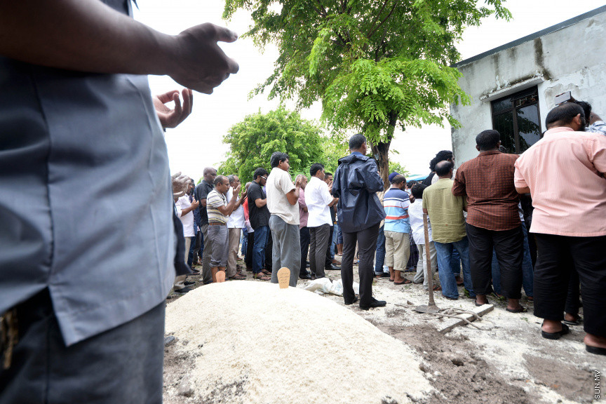 21 ސެޕްޓެމްބަރ 2019: ރޭ މާލޭގައި ހިނގި އަލިފާނުގެ ހާދިސާގައި ނިޔާވެފައިވާ ތ. ބުރުނީ ފެންފިޔާޒުގެ އައިޝަތު ޝައުނާގެ ޖަނާޒާ -- ސަން ފޮޓޯ/ އަހުމަދު އަވްޝަން އިލްޔުާސް