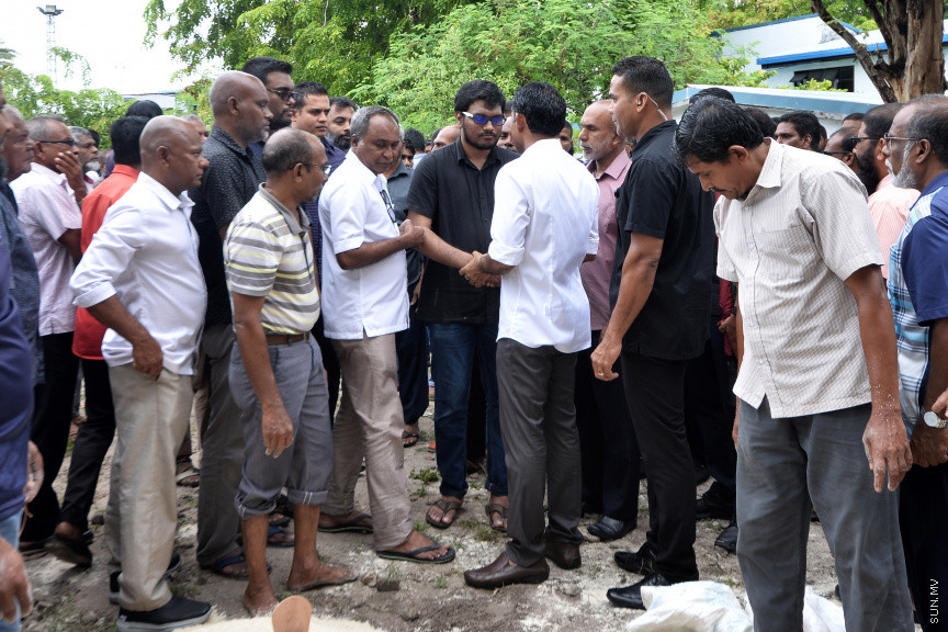 21 ސެޕްޓެމްބަރ 2019: ރޭ މާލޭގައި ހިނގި އަލިފާނުގެ ހާދިސާގައި ނިޔާވެފައިވާ ތ. ބުރުނީ ފެންފިޔާޒުގެ އައިޝަތު ޝައުނާގެ ޖަނާޒާ -- ސަން ފޮޓޯ/ އަހުމަދު އަވްޝަން އިލްޔުާސް