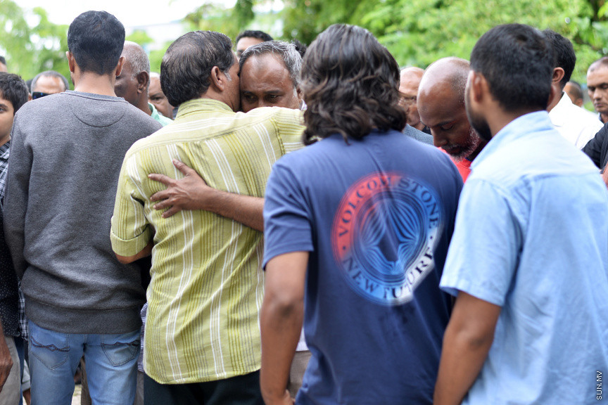 21 ސެޕްޓެމްބަރ 2019: ރޭ މާލޭގައި ހިނގި އަލިފާނުގެ ހާދިސާގައި ނިޔާވެފައިވާ ތ. ބުރުނީ ފެންފިޔާޒުގެ އައިޝަތު ޝައުނާގެ ޖަނާޒާ -- ސަން ފޮޓޯ/ އަހުމަދު އަވްޝަން އިލްޔުާސް