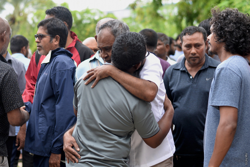 21 ސެޕްޓެމްބަރ 2019: ރޭ މާލޭގައި ހިނގި އަލިފާނުގެ ހާދިސާގައި ނިޔާވެފައިވާ ތ. ބުރުނީ ފެންފިޔާޒުގެ އައިޝަތު ޝައުނާގެ ޖަނާޒާ -- ސަން ފޮޓޯ/ އަހުމަދު އަވްޝަން އިލްޔުާސް