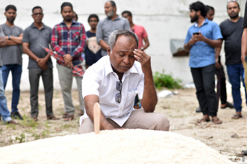 21 ސެޕްޓެމްބަރ 2019: ރޭ މާލޭގައި ހިނގި އަލިފާނުގެ ހާދިސާގައި ނިޔާވެފައިވާ ތ. ބުރުނީ ފެންފިޔާޒުގެ އައިޝަތު ޝައުނާގެ ޖަނާޒާ -- ސަން ފޮޓޯ/ އަހުމަދު އަވްޝަން އިލްޔުާސް