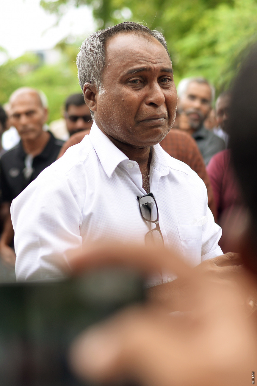 21 ސެޕްޓެމްބަރ 2019: ރޭ މާލޭގައި ހިނގި އަލިފާނުގެ ހާދިސާގައި ނިޔާވެފައިވާ ތ. ބުރުނީ ފެންފިޔާޒުގެ އައިޝަތު ޝައުނާގެ ޖަނާޒާ -- ސަން ފޮޓޯ/ އަހުމަދު އަވްޝަން އިލްޔުާސް