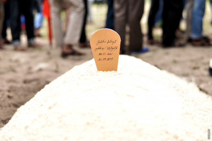 21 ސެޕްޓެމްބަރ 2019: ރޭ މާލޭގައި ހިނގި އަލިފާނުގެ ހާދިސާގައި ނިޔާވެފައިވާ ތ. ބުރުނީ ފެންފިޔާޒުގެ އައިޝަތު ޝައުނާގެ ޖަނާޒާ -- ސަން ފޮޓޯ/ އަހުމަދު އަވްޝަން އިލްޔުާސް