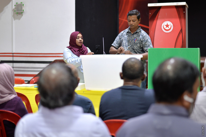 ނޮވެމްބަރ 22، 2019: ވެރިކަން ކުރާ މައި ޕާޓީ، އެމްޑީޕީގެ ލީޑަޝިޕަަށް ބޭފުޅުން އިންތިހާބު ކުރުމަށް ބޭއްވި އިންތިހާބުގެ ތެރެއިން -- ސަން ފޮޓޯ/ ފަޔާޒު މޫސާ