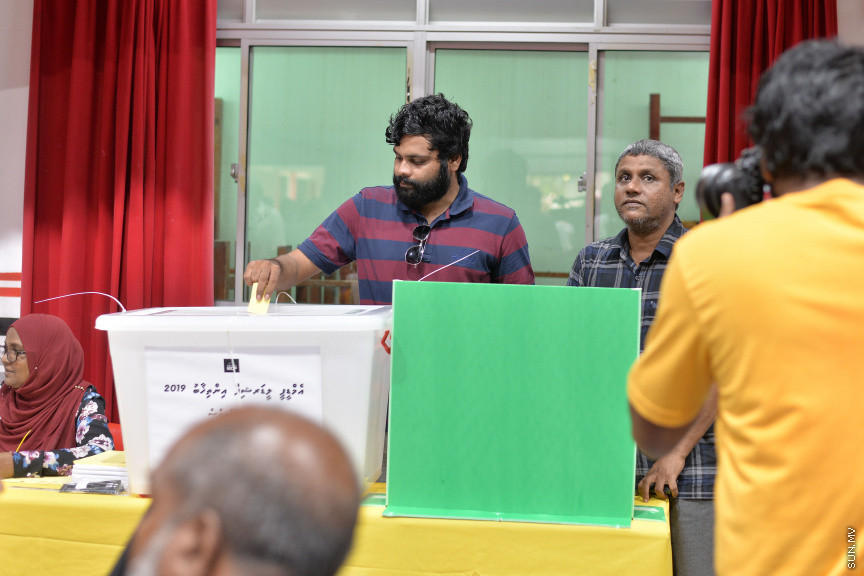 ނޮވެމްބަރ 22، 2019: ވެރިކަން ކުރާ މައި ޕާޓީ، އެމްޑީޕީގެ ލީޑަޝިޕަަށް ބޭފުޅުން އިންތިހާބު ކުރުމަށް ބޭއްވި އިންތިހާބުގެ ތެރެއިން -- ސަން ފޮޓޯ/ ފަޔާޒު މޫސާ