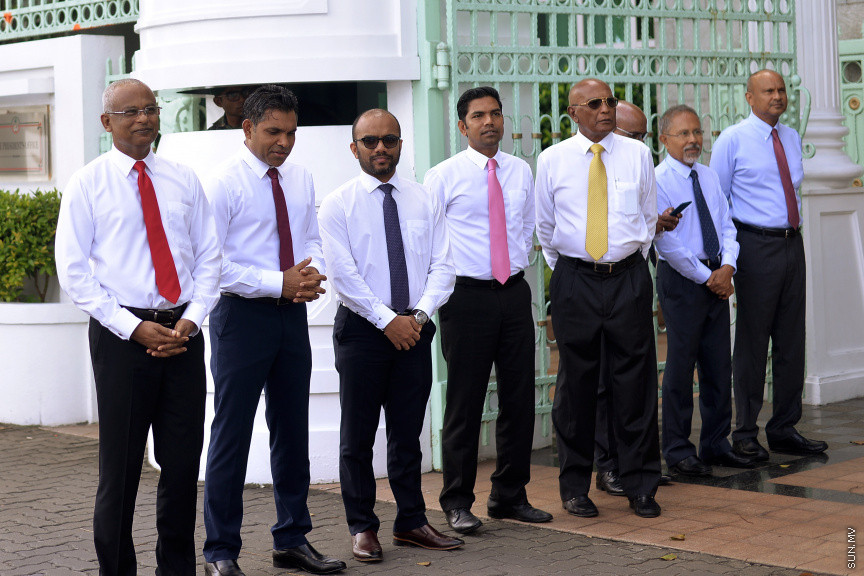 ޑިސެމްބަރ 10، 2019: ސައުތު އެޝިއަންސް ގޭމްސްގައި ރާއްޖޭގެ އެއްވަނަ ދުވުންތެރިޔާ ހަސަން ސާއިދު ހޯދި ރަން ކާމިޔާބީއަށްފަހު އެނބުރި މާލެ އައުމުން އޭނާއަށް މަރުހަބާ ކިޔުން -- ސަން ފޮޓޯ/ އަހުމަދު އަވްޝަން އިލްޔާސް