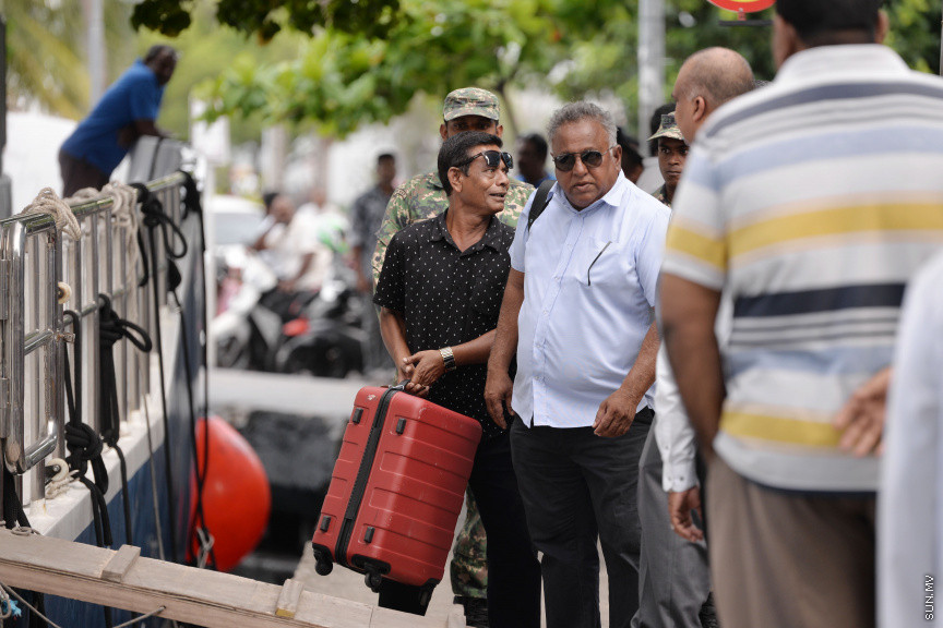 ޖެނުއަރީ 12، 2020: ހއ. އަދި ހދ. އަތޮޅަށް އެމްޑީޕީއިން ކުރާ ކެމްޕެއިން ދަތުރަށް ފުރުން: މި ދަތުރުގައި އެމްޑީޕީގެ ރައީސް އަދި މަޖިލިސް ރައީސް މުހައްމަދު ނަޝީދުއާއި މަޖިލިސް ބައެއް މެމްބަރުން ބައިވެރިވެ ވަޑައިގަންނަވާ -- ސަން ފޮޓޯ/ ފަޔާޒު މޫސާ