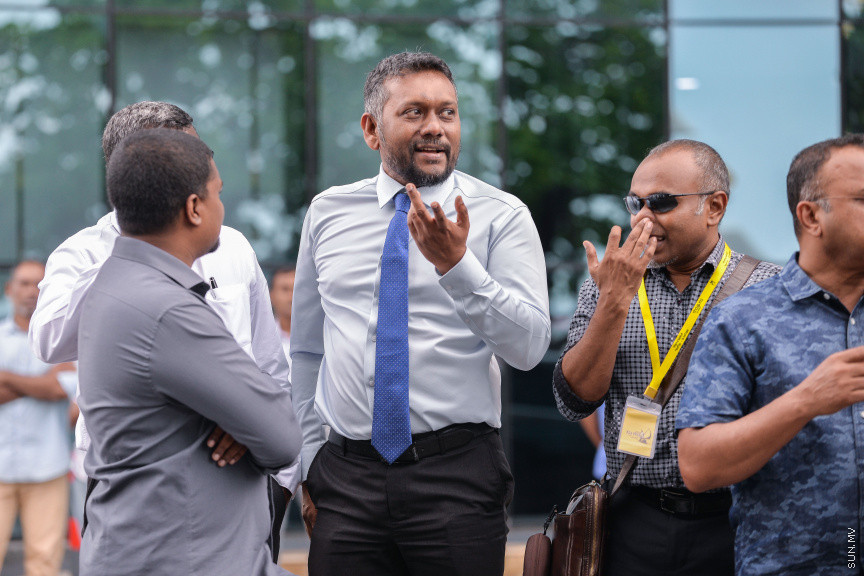 ޖެނުއަރީ 12، 2020: ހއ. އަދި ހދ. އަތޮޅަށް އެމްޑީޕީއިން ކުރާ ކެމްޕެއިން ދަތުރަށް ފުރުން: މި ދަތުރުގައި އެމްޑީޕީގެ ރައީސް އަދި މަޖިލިސް ރައީސް މުހައްމަދު ނަޝީދުއާއި މަޖިލިސް ބައެއް މެމްބަރުން ބައިވެރިވެ ވަޑައިގަންނަވާ -- ސަން ފޮޓޯ/ ފަޔާޒު މޫސާ