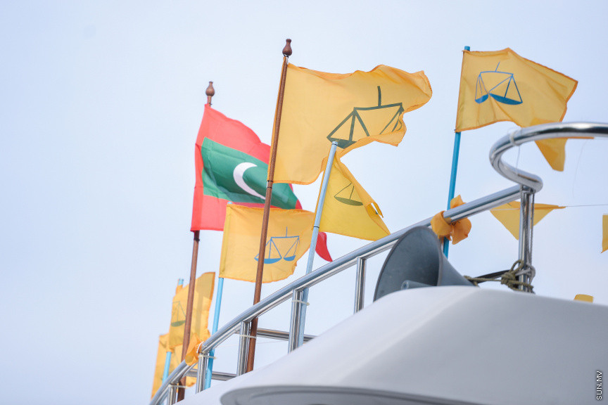 ޖެނުއަރީ 12، 2020: ހއ. އަދި ހދ. އަތޮޅަށް އެމްޑީޕީއިން ކުރާ ކެމްޕެއިން ދަތުރަށް ފުރުން: މި ދަތުރުގައި އެމްޑީޕީގެ ރައީސް އަދި މަޖިލިސް ރައީސް މުހައްމަދު ނަޝީދުއާއި މަޖިލިސް ބައެއް މެމްބަރުން ބައިވެރިވެ ވަޑައިގަންނަވާ -- ސަން ފޮޓޯ/ ފަޔާޒު މޫސާ