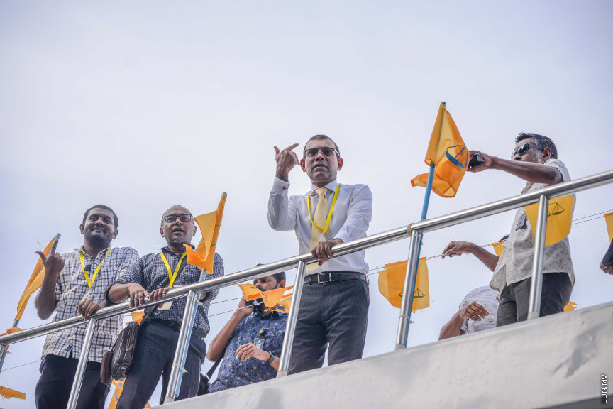 ޖެނުއަރީ 12، 2020: ހއ. އަދި ހދ. އަތޮޅަށް އެމްޑީޕީއިން ކުރާ ކެމްޕެއިން ދަތުރަށް ފުރުން: މި ދަތުރުގައި އެމްޑީޕީގެ ރައީސް އަދި މަޖިލިސް ރައީސް މުހައްމަދު ނަޝީދުއާއި މަޖިލިސް ބައެއް މެމްބަރުން ބައިވެރިވެ ވަޑައިގަންނަވާ -- ސަން ފޮޓޯ/ ފަޔާޒު މޫސާ