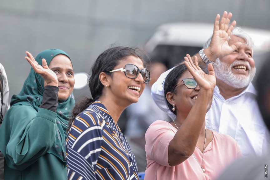 ޖެނުއަރީ 12، 2020: ހއ. އަދި ހދ. އަތޮޅަށް އެމްޑީޕީއިން ކުރާ ކެމްޕެއިން ދަތުރަށް ފުރުން: މި ދަތުރުގައި އެމްޑީޕީގެ ރައީސް އަދި މަޖިލިސް ރައީސް މުހައްމަދު ނަޝީދުއާއި މަޖިލިސް ބައެއް މެމްބަރުން ބައިވެރިވެ ވަޑައިގަންނަވާ -- ސަން ފޮޓޯ/ ފަޔާޒު މޫސާ