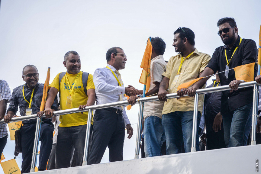 ޖެނުއަރީ 12، 2020: ހއ. އަދި ހދ. އަތޮޅަށް އެމްޑީޕީއިން ކުރާ ކެމްޕެއިން ދަތުރަށް ފުރުން: މި ދަތުރުގައި އެމްޑީޕީގެ ރައީސް އަދި މަޖިލިސް ރައީސް މުހައްމަދު ނަޝީދުއާއި މަޖިލިސް ބައެއް މެމްބަރުން ބައިވެރިވެ ވަޑައިގަންނަވާ -- ސަން ފޮޓޯ/ ފަޔާޒު މޫސާ