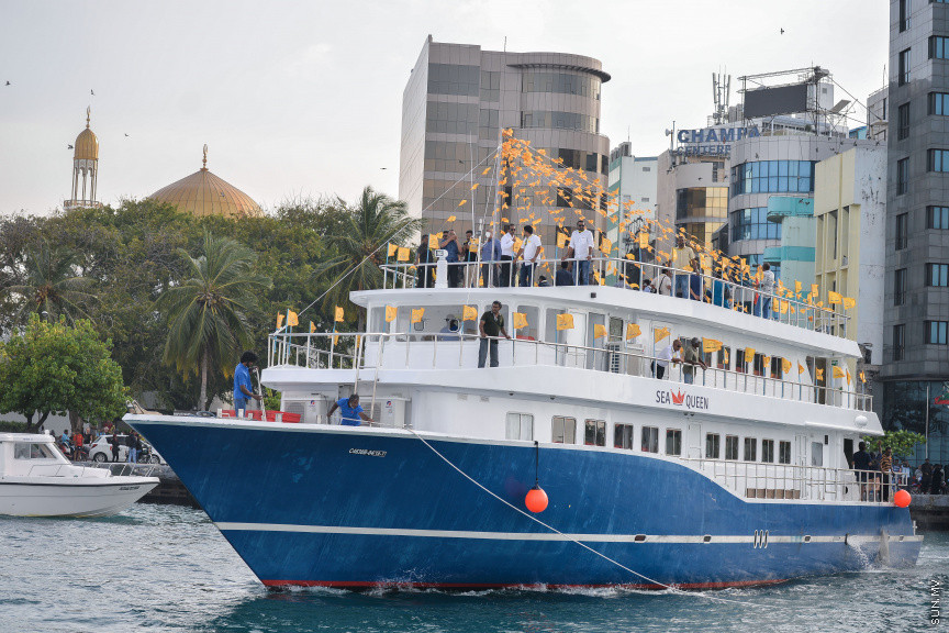 ޖެނުއަރީ 12، 2020: ހއ. އަދި ހދ. އަތޮޅަށް އެމްޑީޕީއިން ކުރާ ކެމްޕެއިން ދަތުރަށް ފުރުން: މި ދަތުރުގައި އެމްޑީޕީގެ ރައީސް އަދި މަޖިލިސް ރައީސް މުހައްމަދު ނަޝީދުއާއި މަޖިލިސް ބައެއް މެމްބަރުން ބައިވެރިވެ ވަޑައިގަންނަވާ -- ސަން ފޮޓޯ/ ފަޔާޒު މޫސާ