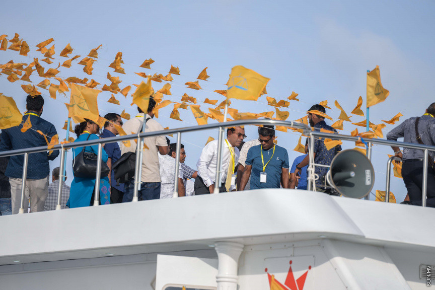 ޖެނުއަރީ 12، 2020: ހއ. އަދި ހދ. އަތޮޅަށް އެމްޑީޕީއިން ކުރާ ކެމްޕެއިން ދަތުރަށް ފުރުން: މި ދަތުރުގައި އެމްޑީޕީގެ ރައީސް އަދި މަޖިލިސް ރައީސް މުހައްމަދު ނަޝީދުއާއި މަޖިލިސް ބައެއް މެމްބަރުން ބައިވެރިވެ ވަޑައިގަންނަވާ -- ސަން ފޮޓޯ/ ފަޔާޒު މޫސާ