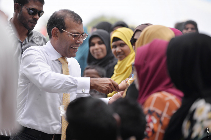 ފެބްރުއަރީ 3، 2020: ސޮނޭވާފުއްޓާއި އަދި އިތުރު ޖަމިއްޔާއެއް ގުޅިގެން ބ. މާޅޮހުގައި ގާއިމުކުރި "އީކޯ ސެންޓްރޯ" ހުޅުވުމަށް މާޅޮހުގައި ބޭއްވި ހާއްސަ ރަސްމިއްޔާތުގެ ތެރެއިން: މި ސެންޓްރޯ ހުޅުވައިދެއްވީ މަޖިލިސް ރައީސް މުހައްމަދު ނަޝީދު -- ސަން ފޮޓޯ: ފަޔާޒު މޫސާ