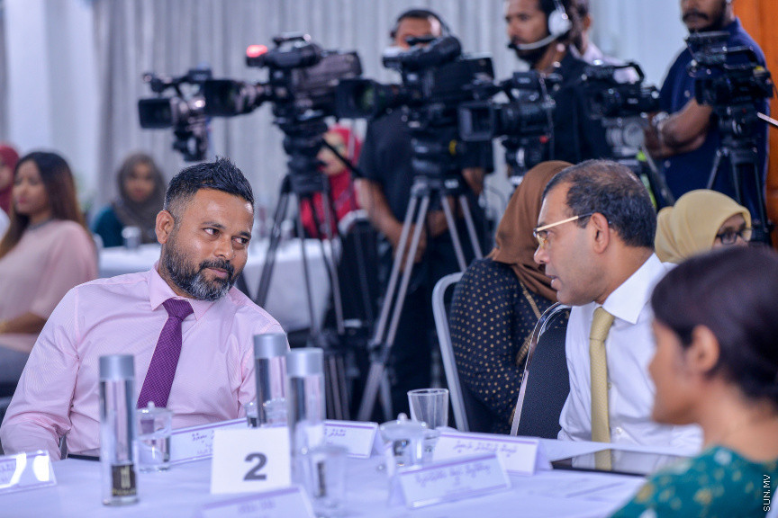 ފެބްރުއަރީ 4، 2020: ކައުންސިލް އިންތިޚާބާއި އަންހެނުންގެ ތަރައްގީ އަށް މަސައްކަތްކުރާ ކޮމިޓީގެ އިންތިޚާބު އިއުލާންކުރަން އިލެކްޝަން ކޮމިޝަންގައި ބޭއްވި ރަސްމިއްޔާތުގެ ތެރެއިން: މި ރަސްމިއްޔާތުގައި މަޖިލިސް ރައީސް އަދި، ސިޔާސީ ޕާޓީތަކުގެ އިސްވެރިންނާއި، މަޖިލިސް މެމްބަރުން ބައިވެރި ވެޑައިގެންނެވި -- ސަން ފޮޓޯ/ ފަޔާޒު މޫސާ