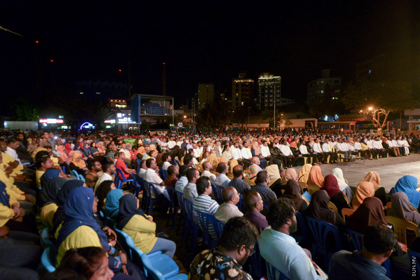 ފެބްރުއަރީ 21، 2020: އެމްޑީޕީން ކުރިއަށް އޮތް ލޯކަލް ކައުންސިލް އިންތިހާބު ކެމްޕެއިން، "ރަށްވެހި ފަތިސް" އިފްތިތާހު ކުރުމަށް ބޭއްވި ޖަލްސާގެ ތެރެއިން --- ސަން ފޮޓޯ/ މުހައްމަދު މުޒައްޔިން ނާޒިމް