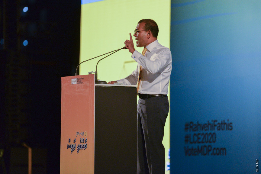 ފެބްރުއަރީ 21، 2020: އެމްޑީޕީން ކުރިއަށް އޮތް ލޯކަލް ކައުންސިލް އިންތިހާބު ކެމްޕެއިން، "ރަށްވެހި ފަތިސް" އިފްތިތާހު ކުރުމަށް ބޭއްވި ޖަލްސާގައި އެޕާޓީގެ ރައީސް އަދި މަޖިލިސް ރައީސް، ރައީސް ނަޝީދު ވާހަކަ ދައްކަވަނީ --- ސަން ފޮޓޯ/ މުހައްމަދު މުޒައްޔިން ނާޒިމް