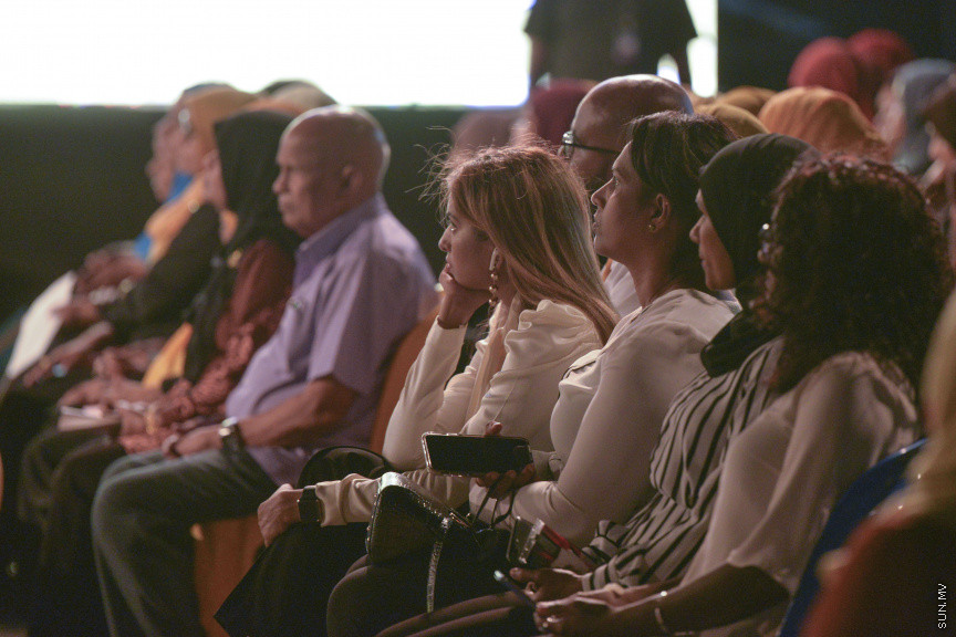 ފެބްރުއަރީ 21، 2020: އެމްޑީޕީން ކުރިއަށް އޮތް ލޯކަލް ކައުންސިލް އިންތިހާބު ކެމްޕެއިން، "ރަށްވެހި ފަތިސް" އިފްތިތާހު ކުރުމަށް ބޭއްވި ޖަލްސާގެ ތެރެއިން --- ސަން ފޮޓޯ/ މުހައްމަދު މުޒައްޔިން ނާޒިމް