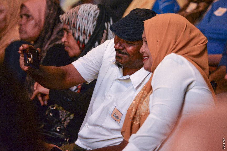 ފެބްރުއަރީ 21، 2020: އެމްޑީޕީން ކުރިއަށް އޮތް ލޯކަލް ކައުންސިލް އިންތިހާބު ކެމްޕެއިން، "ރަށްވެހި ފަތިސް" އިފްތިތާހު ކުރުމަށް ބޭއްވި ޖަލްސާގެ ތެރެއިން --- ސަން ފޮޓޯ/ މުހައްމަދު މުޒައްޔިން ނާޒިމް