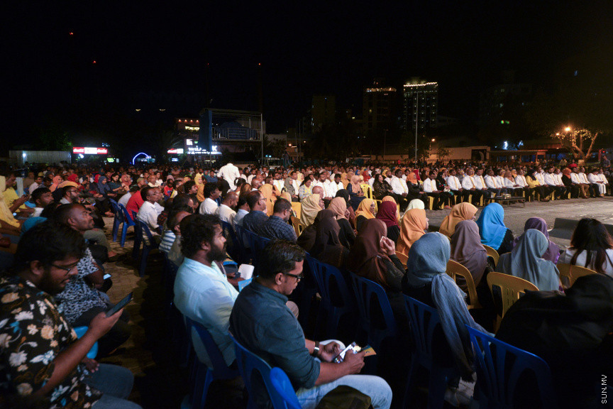 ފެބްރުއަރީ 21، 2020: އެމްޑީޕީން ކުރިއަށް އޮތް ލޯކަލް ކައުންސިލް އިންތިހާބު ކެމްޕެއިން، "ރަށްވެހި ފަތިސް" އިފްތިތާހު ކުރުމަށް ބޭއްވި ޖަލްސާގެ ތެރެއިން --- ސަން ފޮޓޯ/ މުހައްމަދު މުޒައްޔިން ނާޒިމް