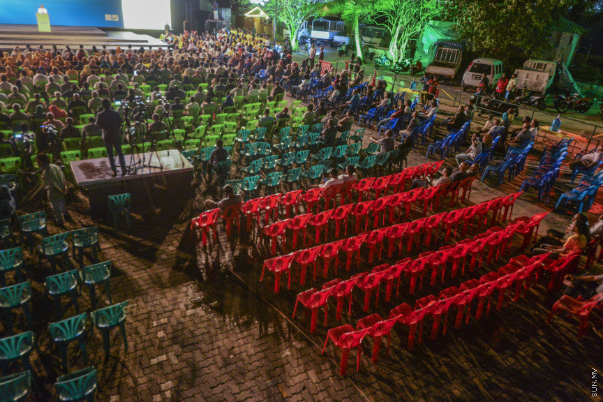 ފެބްރުއަރީ 21، 2020: އެމްޑީޕީން ކުރިއަށް އޮތް ލޯކަލް ކައުންސިލް އިންތިހާބު ކެމްޕެއިން، "ރަށްވެހި ފަތިސް" އިފްތިތާހު ކުރުމަށް ބޭއްވި ޖަލްސާގެ ތެރެއިން --- ސަން ފޮޓޯ/ މުހައްމަދު މުޒައްޔިން ނާޒިމް