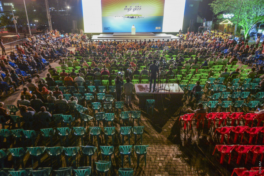 ފެބްރުއަރީ 21، 2020: އެމްޑީޕީން ކުރިއަށް އޮތް ލޯކަލް ކައުންސިލް އިންތިހާބު ކެމްޕެއިން، "ރަށްވެހި ފަތިސް" އިފްތިތާހު ކުރުމަށް ބޭއްވި ޖަލްސާގެ ތެރެއިން --- ސަން ފޮޓޯ/ މުހައްމަދު މުޒައްޔިން ނާޒިމް