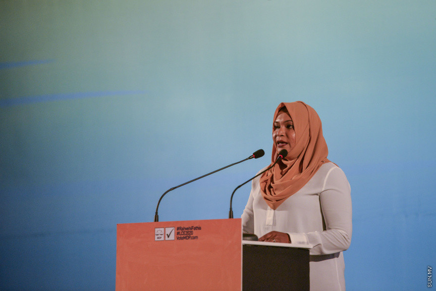 ފެބްރުއަރީ 21، 2020: އެމްޑީޕީން ކުރިއަށް އޮތް ލޯކަލް ކައުންސިލް އިންތިހާބު ކެމްޕެއިން، "ރަށްވެހި ފަތިސް" އިފްތިތާހު ކުރުމަށް ބޭއްވި ޖަލްސާގެ ތެރެއިން --- ސަން ފޮޓޯ/ މުހައްމަދު މުޒައްޔިން ނާޒިމް