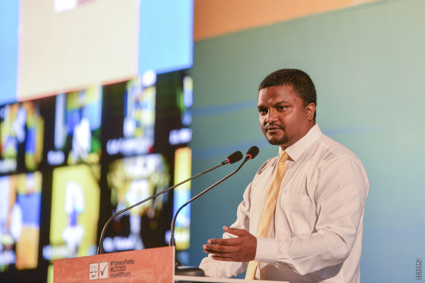 ފެބްރުއަރީ 21، 2020: އެމްޑީޕީން ކުރިއަށް އޮތް ލޯކަލް ކައުންސިލް އިންތިހާބު ކެމްޕެއިން، "ރަށްވެހި ފަތިސް" އިފްތިތާހު ކުރުމަށް ބޭއްވި ޖަލްސާގައި މާލޭ މޭޔަރު ކަމަށް ވާދަ ކުރާ އަނަސް ވާހަކަ ދައްކަވަނީ --- ސަން ފޮޓޯ/ މުހައްމަދު މުޒައްޔިން ނާޒިމް