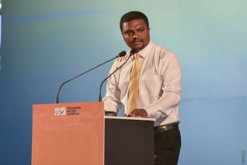 ފެބްރުއަރީ 21، 2020: އެމްޑީޕީން ކުރިއަށް އޮތް ލޯކަލް ކައުންސިލް އިންތިހާބު ކެމްޕެއިން، "ރަށްވެހި ފަތިސް" އިފްތިތާހު ކުރުމަށް ބޭއްވި ޖަލްސާގައި މާލޭ މޭޔަރު ކަމަށް ވާދަ ކުރާ އަނަސް ވާހަކަ ދައްކަވަނީ --- ސަން ފޮޓޯ/ މުހައްމަދު މުޒައްޔިން ނާޒިމް