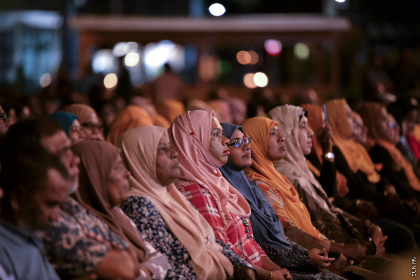 ފެބްރުއަރީ 21، 2020: އެމްޑީޕީން ކުރިއަށް އޮތް ލޯކަލް ކައުންސިލް އިންތިހާބު ކެމްޕެއިން، "ރަށްވެހި ފަތިސް" އިފްތިތާހު ކުރުމަށް ބޭއްވި ޖަލްސާގެ ތެރެއިން --- ސަން ފޮޓޯ/ މުހައްމަދު މުޒައްޔިން ނާޒިމް