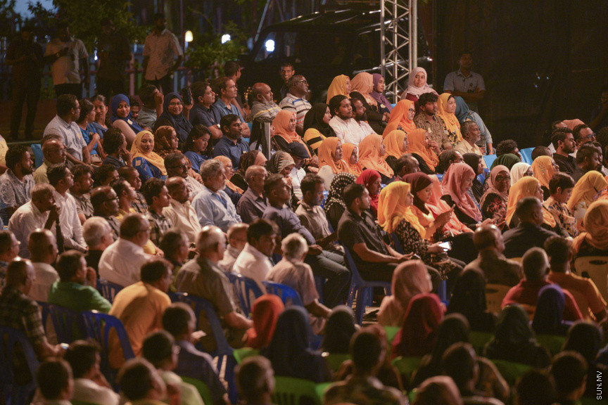 ފެބްރުއަރީ 21، 2020: އެމްޑީޕީން ކުރިއަށް އޮތް ލޯކަލް ކައުންސިލް އިންތިހާބު ކެމްޕެއިން، "ރަށްވެހި ފަތިސް" އިފްތިތާހު ކުރުމަށް ބޭއްވި ޖަލްސާގެ ތެރެއިން --- ސަން ފޮޓޯ/ މުހައްމަދު މުޒައްޔިން ނާޒިމް