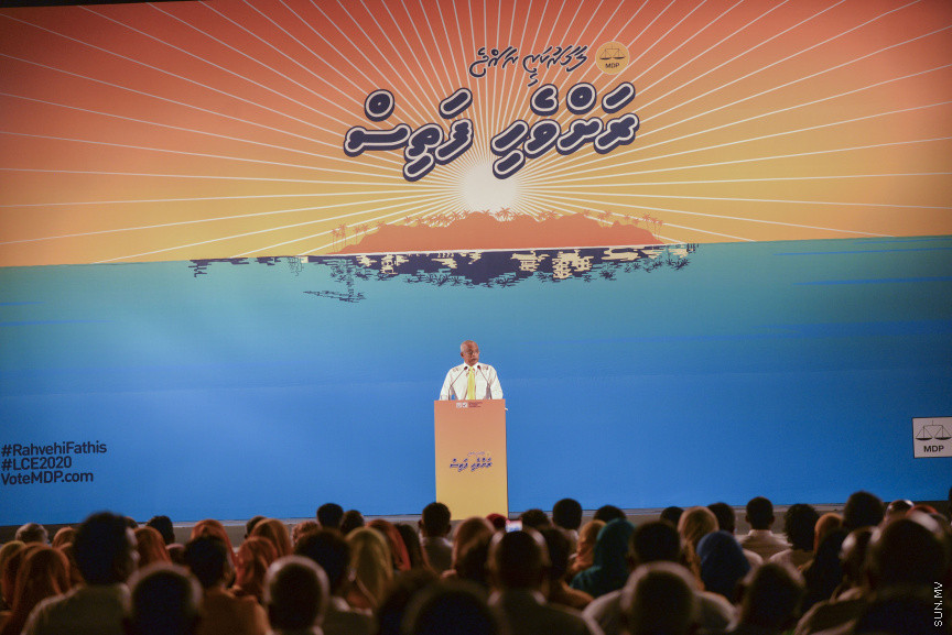 ފެބްރުއަރީ 21، 2020: އެމްޑީޕީން ކުރިއަށް އޮތް ލޯކަލް ކައުންސިލް އިންތިހާބު ކެމްޕެއިން، "ރަށްވެހި ފަތިސް" އިފްތިތާހު ކުރުމަށް ބޭއްވި ޖަލްސާގައި ރައީސް އިބްރާޙިމް މުހައްމަދު ސޯލިހް ވާހަކަ ދައްކަވަނީ --- ސަން ފޮޓޯ/ މުހައްމަދު މުޒައްޔިން ނާޒިމް