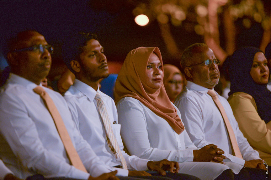 ފެބްރުއަރީ 21، 2020: އެމްޑީޕީން ކުރިއަށް އޮތް ލޯކަލް ކައުންސިލް އިންތިހާބު ކެމްޕެއިން، "ރަށްވެހި ފަތިސް" އިފްތިތާހު ކުރުމަށް ބޭއްވި ޖަލްސާގެ ތެރެއިން --- ސަން ފޮޓޯ/ މުހައްމަދު މުޒައްޔިން ނާޒިމް