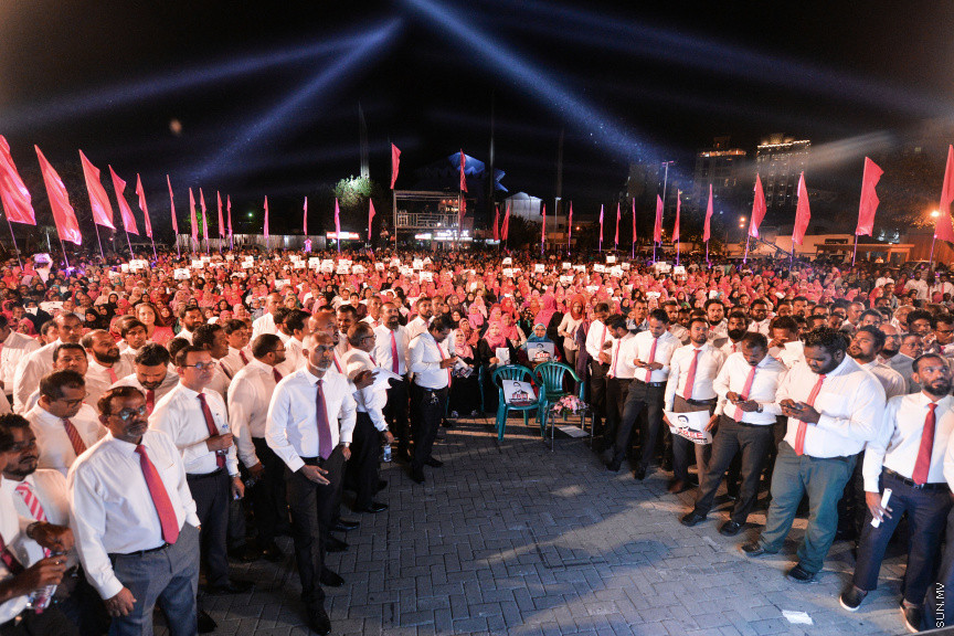 ފެބްރުއަރީ 28، 2020: ކައުންސިލް އިންތިހާބުގެ ކެމްޕެއިން ރަސްމީކޮށް ފެށުމަށް ޕީޕީއެމުން ކާނިވާ ސަރަހައްދުގައި ބޭއްވި "މީ މަގޭ ރާއްޖެ" ޖަލްސާގެ ތެރެއިން: މި ޖަލްސާގައި ގިނަ އަދަދެއްގެ މީހުން ވަނީ ބައިވެރިވެފަ -- ސަން ފޮޓޯ/ ފަޔާޒު މޫސާ
