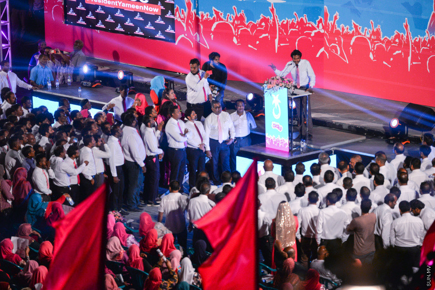 ފެބްރުއަރީ 28، 2020: ކައުންސިލް އިންތިހާބުގެ ކެމްޕެއިން ރަސްމީކޮށް ފެށުމަށް ޕީޕީއެމުން ކާނިވާ ސަރަހައްދުގައި ބޭއްވި "މީ މަގޭ ރާއްޖެ" ޖަލްސާގެ ތެރެއިން: މި ޖަލްސާގައި ގިނަ އަދަދެއްގެ މީހުން ވަނީ ބައިވެރިވެފަ -- ސަން ފޮޓޯ/ ފަޔާޒު މޫސާ