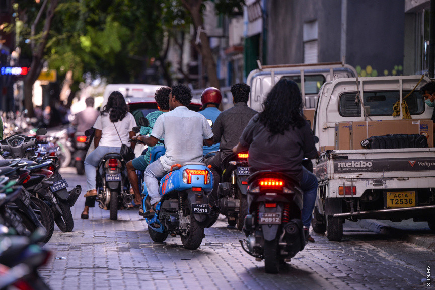 މާޗް 20، 2020: ކޮވިޑް19ގެ ނުރައްކާ ރާއްޖެއަށް ބޮޑުވެ، ރައްކާތެރިކަމުގެ ފިޔަވަޅެއްގެ ގޮތުން ސަރުކާރުގެ ހުރިހާ އިދާރާތަކެއް ވަނީ ބަންދުކޮށްފައެވެ. މީހުން އެއްވެ އުޅުމާއި އެކިއެކި ހަފްލާތަކަށް ޖަމާވެ ނޫޅުމަށް ކަމާބެހޭ އިދާރާތަކުންނާއި ސިއްހީ ހިދުމަތްތެރިން ދަނީ އާދޭސްކުރަމުންނެވެ. މިސްކިތްތަކުގެ ތާލަފިލިތަކުން ގޮވަނީ ގޭގައި ނަމާދު ކުރުމަށެވެ. ގޭގައި ތިބުމަށް ތަކުރާރުކޮށް ދަނީ ނަސޭހަތްތެރިވަމުންނެވެ. އޭރުން ބަލި ފެތުރުން ކޮންޓްރޯލްވާނެއެވެ. ނަމަވެސް ޒަރޫރީ ބޭނުމެއް ނެތި، ބައެއް މީހުން މަގުމައްޗަށް ނުކުމެ، އާންމު ދިރިއުޅުމެކޭ އެއްގޮތަށް އުޅެމުން އެބަދެއެވެ. ކޮވިޑް19 އިން މިންޖުވެ، އާއްމު ދިރިއުޅުމަށް ރުޖޫއަވެވޭނީ ގޭގައި ތިބެ، ސިއްހީ މާހިރުން އަންގާ ގޮތަށް އަމަލުކޮށްގެންނެވެ -- ސަން ފޮޓޯ/ ފަޔާޒު މޫސާ