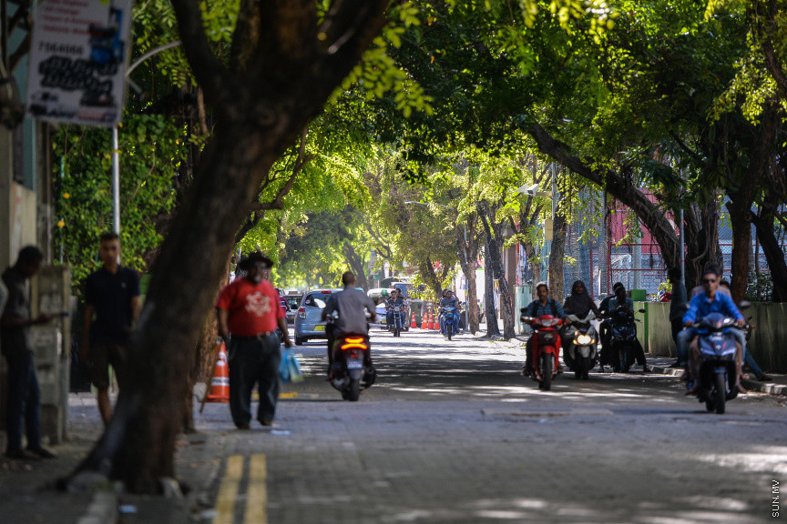 މާޗް 20، 2020: ކޮވިޑް19ގެ ނުރައްކާ ރާއްޖެއަށް ބޮޑުވެ، ރައްކާތެރިކަމުގެ ފިޔަވަޅެއްގެ ގޮތުން ސަރުކާރުގެ ހުރިހާ އިދާރާތަކެއް ވަނީ ބަންދުކޮށްފައެވެ. މީހުން އެއްވެ އުޅުމާއި އެކިއެކި ހަފްލާތަކަށް ޖަމާވެ ނޫޅުމަށް ކަމާބެހޭ އިދާރާތަކުންނާއި ސިއްހީ ހިދުމަތްތެރިން ދަނީ އާދޭސްކުރަމުންނެވެ. މިސްކިތްތަކުގެ ތާލަފިލިތަކުން ގޮވަނީ ގޭގައި ނަމާދު ކުރުމަށެވެ. ގޭގައި ތިބުމަށް ތަކުރާރުކޮށް ދަނީ ނަސޭހަތްތެރިވަމުންނެވެ. އޭރުން ބަލި ފެތުރުން ކޮންޓްރޯލްވާނެއެވެ. ނަމަވެސް ޒަރޫރީ ބޭނުމެއް ނެތި، ބައެއް މީހުން މަގުމައްޗަށް ނުކުމެ، އާންމު ދިރިއުޅުމެކޭ އެއްގޮތަށް އުޅެމުން އެބަދެއެވެ. ކޮވިޑް19 އިން މިންޖުވެ، އާއްމު ދިރިއުޅުމަށް ރުޖޫއަވެވޭނީ ގޭގައި ތިބެ، ސިއްހީ މާހިރުން އަންގާ ގޮތަށް އަމަލުކޮށްގެންނެވެ -- ސަން ފޮޓޯ/ ފަޔާޒު މޫސާ