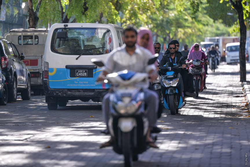 މާޗް 20، 2020: ކޮވިޑް19ގެ ނުރައްކާ ރާއްޖެއަށް ބޮޑުވެ، ރައްކާތެރިކަމުގެ ފިޔަވަޅެއްގެ ގޮތުން ސަރުކާރުގެ ހުރިހާ އިދާރާތަކެއް ވަނީ ބަންދުކޮށްފައެވެ. މީހުން އެއްވެ އުޅުމާއި އެކިއެކި ހަފްލާތަކަށް ޖަމާވެ ނޫޅުމަށް ކަމާބެހޭ އިދާރާތަކުންނާއި ސިއްހީ ހިދުމަތްތެރިން ދަނީ އާދޭސްކުރަމުންނެވެ. މިސްކިތްތަކުގެ ތާލަފިލިތަކުން ގޮވަނީ ގޭގައި ނަމާދު ކުރުމަށެވެ. ގޭގައި ތިބުމަށް ތަކުރާރުކޮށް ދަނީ ނަސޭހަތްތެރިވަމުންނެވެ. އޭރުން ބަލި ފެތުރުން ކޮންޓްރޯލްވާނެއެވެ. ނަމަވެސް ޒަރޫރީ ބޭނުމެއް ނެތި، ބައެއް މީހުން މަގުމައްޗަށް ނުކުމެ، އާންމު ދިރިއުޅުމެކޭ އެއްގޮތަށް އުޅެމުން އެބަދެއެވެ. ކޮވިޑް19 އިން މިންޖުވެ، އާއްމު ދިރިއުޅުމަށް ރުޖޫއަވެވޭނީ ގޭގައި ތިބެ، ސިއްހީ މާހިރުން އަންގާ ގޮތަށް އަމަލުކޮށްގެންނެވެ -- ސަން ފޮޓޯ/ ފަޔާޒު މޫސާ