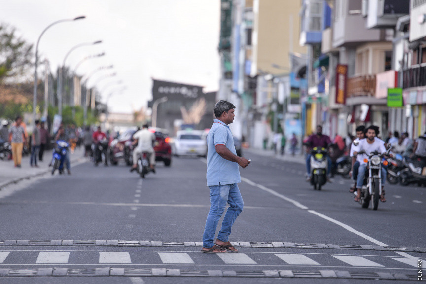 މާޗް 20، 2020: ކޮވިޑް19ގެ ނުރައްކާ ރާއްޖެއަށް ބޮޑުވެ، ރައްކާތެރިކަމުގެ ފިޔަވަޅެއްގެ ގޮތުން ސަރުކާރުގެ ހުރިހާ އިދާރާތަކެއް ވަނީ ބަންދުކޮށްފައެވެ. މީހުން އެއްވެ އުޅުމާއި އެކިއެކި ހަފްލާތަކަށް ޖަމާވެ ނޫޅުމަށް ކަމާބެހޭ އިދާރާތަކުންނާއި ސިއްހީ ހިދުމަތްތެރިން ދަނީ އާދޭސްކުރަމުންނެވެ. މިސްކިތްތަކުގެ ތާލަފިލިތަކުން ގޮވަނީ ގޭގައި ނަމާދު ކުރުމަށެވެ. ގޭގައި ތިބުމަށް ތަކުރާރުކޮށް ދަނީ ނަސޭހަތްތެރިވަމުންނެވެ. އޭރުން ބަލި ފެތުރުން ކޮންޓްރޯލްވާނެއެވެ. ނަމަވެސް ޒަރޫރީ ބޭނުމެއް ނެތި، ބައެއް މީހުން މަގުމައްޗަށް ނުކުމެ، އާންމު ދިރިއުޅުމެކޭ އެއްގޮތަށް އުޅެމުން އެބަދެއެވެ. ކޮވިޑް19 އިން މިންޖުވެ، އާއްމު ދިރިއުޅުމަށް ރުޖޫއަވެވޭނީ ގޭގައި ތިބެ، ސިއްހީ މާހިރުން އަންގާ ގޮތަށް އަމަލުކޮށްގެންނެވެ -- ސަން ފޮޓޯ/ ފަޔާޒު މޫސާ