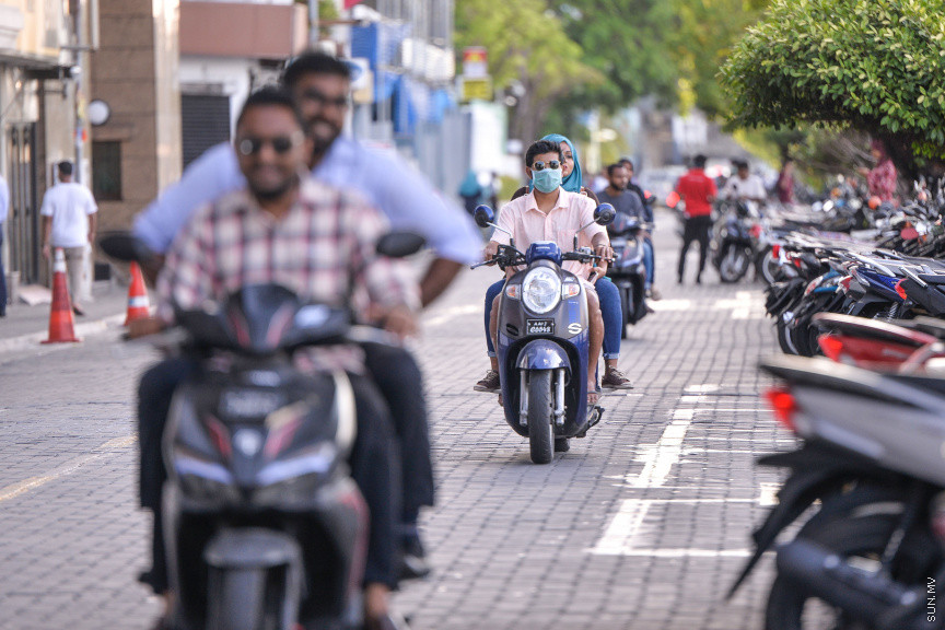 މާޗް 20، 2020: ކޮވިޑް19ގެ ނުރައްކާ ރާއްޖެއަށް ބޮޑުވެ، ރައްކާތެރިކަމުގެ ފިޔަވަޅެއްގެ ގޮތުން ސަރުކާރުގެ ހުރިހާ އިދާރާތަކެއް ވަނީ ބަންދުކޮށްފައެވެ. މީހުން އެއްވެ އުޅުމާއި އެކިއެކި ހަފްލާތަކަށް ޖަމާވެ ނޫޅުމަށް ކަމާބެހޭ އިދާރާތަކުންނާއި ސިއްހީ ހިދުމަތްތެރިން ދަނީ އާދޭސްކުރަމުންނެވެ. މިސްކިތްތަކުގެ ތާލަފިލިތަކުން ގޮވަނީ ގޭގައި ނަމާދު ކުރުމަށެވެ. ގޭގައި ތިބުމަށް ތަކުރާރުކޮށް ދަނީ ނަސޭހަތްތެރިވަމުންނެވެ. އޭރުން ބަލި ފެތުރުން ކޮންޓްރޯލްވާނެއެވެ. ނަމަވެސް ޒަރޫރީ ބޭނުމެއް ނެތި، ބައެއް މީހުން މަގުމައްޗަށް ނުކުމެ، އާންމު ދިރިއުޅުމެކޭ އެއްގޮތަށް އުޅެމުން އެބަދެއެވެ. ކޮވިޑް19 އިން މިންޖުވެ، އާއްމު ދިރިއުޅުމަށް ރުޖޫއަވެވޭނީ ގޭގައި ތިބެ، ސިއްހީ މާހިރުން އަންގާ ގޮތަށް އަމަލުކޮށްގެންނެވެ -- ސަން ފޮޓޯ/ ފަޔާޒު މޫސާ