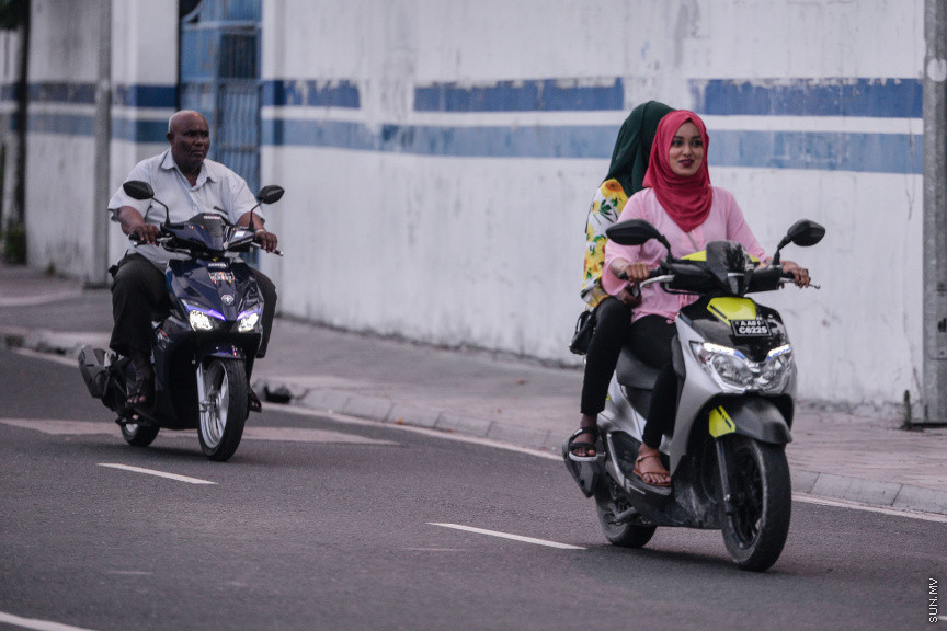 މާޗް 20، 2020: ކޮވިޑް19ގެ ނުރައްކާ ރާއްޖެއަށް ބޮޑުވެ، ރައްކާތެރިކަމުގެ ފިޔަވަޅެއްގެ ގޮތުން ސަރުކާރުގެ ހުރިހާ އިދާރާތަކެއް ވަނީ ބަންދުކޮށްފައެވެ. މީހުން އެއްވެ އުޅުމާއި އެކިއެކި ހަފްލާތަކަށް ޖަމާވެ ނޫޅުމަށް ކަމާބެހޭ އިދާރާތަކުންނާއި ސިއްހީ ހިދުމަތްތެރިން ދަނީ އާދޭސްކުރަމުންނެވެ. މިސްކިތްތަކުގެ ތާލަފިލިތަކުން ގޮވަނީ ގޭގައި ނަމާދު ކުރުމަށެވެ. ގޭގައި ތިބުމަށް ތަކުރާރުކޮށް ދަނީ ނަސޭހަތްތެރިވަމުންނެވެ. އޭރުން ބަލި ފެތުރުން ކޮންޓްރޯލްވާނެއެވެ. ނަމަވެސް ޒަރޫރީ ބޭނުމެއް ނެތި، ބައެއް މީހުން މަގުމައްޗަށް ނުކުމެ، އާންމު ދިރިއުޅުމެކޭ އެއްގޮތަށް އުޅެމުން އެބަދެއެވެ. ކޮވިޑް19 އިން މިންޖުވެ، އާއްމު ދިރިއުޅުމަށް ރުޖޫއަވެވޭނީ ގޭގައި ތިބެ، ސިއްހީ މާހިރުން އަންގާ ގޮތަށް އަމަލުކޮށްގެންނެވެ -- ސަން ފޮޓޯ/ ފަޔާޒު މޫސާ