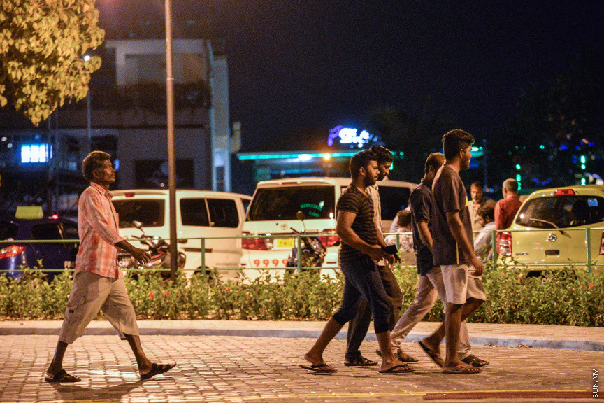 މާޗް 20، 2020: ކޮވިޑް19ގެ ނުރައްކާ ރާއްޖެއަށް ބޮޑުވެ، ރައްކާތެރިކަމުގެ ފިޔަވަޅެއްގެ ގޮތުން ސަރުކާރުގެ ހުރިހާ އިދާރާތަކެއް ވަނީ ބަންދުކޮށްފައެވެ. މީހުން އެއްވެ އުޅުމާއި އެކިއެކި ހަފްލާތަކަށް ޖަމާވެ ނޫޅުމަށް ކަމާބެހޭ އިދާރާތަކުންނާއި ސިއްހީ ހިދުމަތްތެރިން ދަނީ އާދޭސްކުރަމުންނެވެ. މިސްކިތްތަކުގެ ތާލަފިލިތަކުން ގޮވަނީ ގޭގައި ނަމާދު ކުރުމަށެވެ. ގޭގައި ތިބުމަށް ތަކުރާރުކޮށް ދަނީ ނަސޭހަތްތެރިވަމުންނެވެ. އޭރުން ބަލި ފެތުރުން ކޮންޓްރޯލްވާނެއެވެ. ނަމަވެސް ޒަރޫރީ ބޭނުމެއް ނެތި، ބައެއް މީހުން މަގުމައްޗަށް ނުކުމެ، އާންމު ދިރިއުޅުމެކޭ އެއްގޮތަށް އުޅެމުން އެބަދެއެވެ. ކޮވިޑް19 އިން މިންޖުވެ، އާއްމު ދިރިއުޅުމަށް ރުޖޫއަވެވޭނީ ގޭގައި ތިބެ، ސިއްހީ މާހިރުން އަންގާ ގޮތަށް އަމަލުކޮށްގެންނެވެ -- ސަން ފޮޓޯ/ ފަޔާޒު މޫސާ