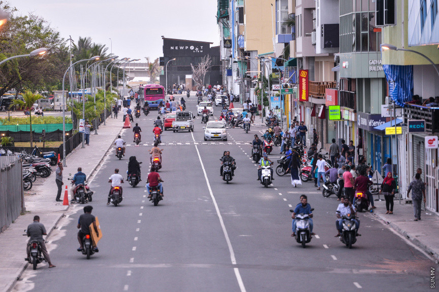 މާޗް 20، 2020: ކޮވިޑް19ގެ ނުރައްކާ ރާއްޖެއަށް ބޮޑުވެ، ރައްކާތެރިކަމުގެ ފިޔަވަޅެއްގެ ގޮތުން ސަރުކާރުގެ ހުރިހާ އިދާރާތަކެއް ވަނީ ބަންދުކޮށްފައެވެ. މީހުން އެއްވެ އުޅުމާއި އެކިއެކި ހަފްލާތަކަށް ޖަމާވެ ނޫޅުމަށް ކަމާބެހޭ އިދާރާތަކުންނާއި ސިއްހީ ހިދުމަތްތެރިން ދަނީ އާދޭސްކުރަމުންނެވެ. މިސްކިތްތަކުގެ ތާލަފިލިތަކުން ގޮވަނީ ގޭގައި ނަމާދު ކުރުމަށެވެ. ގޭގައި ތިބުމަށް ތަކުރާރުކޮށް ދަނީ ނަސޭހަތްތެރިވަމުންނެވެ. އޭރުން ބަލި ފެތުރުން ކޮންޓްރޯލްވާނެއެވެ. ނަމަވެސް ޒަރޫރީ ބޭނުމެއް ނެތި، ބައެއް މީހުން މަގުމައްޗަށް ނުކުމެ، އާންމު ދިރިއުޅުމެކޭ އެއްގޮތަށް އުޅެމުން އެބަދެއެވެ. ކޮވިޑް19 އިން މިންޖުވެ، އާއްމު ދިރިއުޅުމަށް ރުޖޫއަވެވޭނީ ގޭގައި ތިބެ، ސިއްހީ މާހިރުން އަންގާ ގޮތަށް އަމަލުކޮށްގެންނެވެ -- ސަން ފޮޓޯ/ ފަޔާޒު މޫސާ