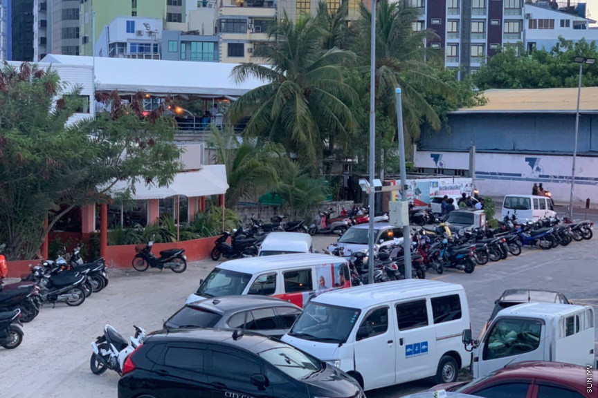 މާޗް 20، 2020: ކޮވިޑް19ގެ ނުރައްކާ ރާއްޖެއަށް ބޮޑުވެ، ރައްކާތެރިކަމުގެ ފިޔަވަޅެއްގެ ގޮތުން ސަރުކާރުގެ ހުރިހާ އިދާރާތަކެއް ވަނީ ބަންދުކޮށްފައެވެ. މީހުން އެއްވެ އުޅުމާއި އެކިއެކި ހަފްލާތަކަށް ޖަމާވެ ނޫޅުމަށް ކަމާބެހޭ އިދާރާތަކުންނާއި ސިއްހީ ހިދުމަތްތެރިން ދަނީ އާދޭސްކުރަމުންނެވެ. މިސްކިތްތަކުގެ ތާލަފިލިތަކުން ގޮވަނީ ގޭގައި ނަމާދު ކުރުމަށެވެ. ގޭގައި ތިބުމަށް ތަކުރާރުކޮށް ދަނީ ނަސޭހަތްތެރިވަމުންނެވެ. އޭރުން ބަލި ފެތުރުން ކޮންޓްރޯލްވާނެއެވެ. ނަމަވެސް ޒަރޫރީ ބޭނުމެއް ނެތި، ބައެއް މީހުން މަގުމައްޗަށް ނުކުމެ، އާންމު ދިރިއުޅުމެކޭ އެއްގޮތަށް އުޅެމުން އެބަދެއެވެ. ކޮވިޑް19 އިން މިންޖުވެ، އާއްމު ދިރިއުޅުމަށް ރުޖޫއަވެވޭނީ ގޭގައި ތިބެ، ސިއްހީ މާހިރުން އަންގާ ގޮތަށް އަމަލުކޮށްގެންނެވެ -- ސަން ފޮޓޯ/ ފަޔާޒު މޫސާ