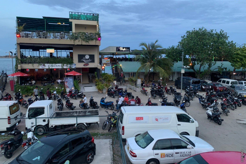 މާޗް 20، 2020: ކޮވިޑް19ގެ ނުރައްކާ ރާއްޖެއަށް ބޮޑުވެ، ރައްކާތެރިކަމުގެ ފިޔަވަޅެއްގެ ގޮތުން ސަރުކާރުގެ ހުރިހާ އިދާރާތަކެއް ވަނީ ބަންދުކޮށްފައެވެ. މީހުން އެއްވެ އުޅުމާއި އެކިއެކި ހަފްލާތަކަށް ޖަމާވެ ނޫޅުމަށް ކަމާބެހޭ އިދާރާތަކުންނާއި ސިއްހީ ހިދުމަތްތެރިން ދަނީ އާދޭސްކުރަމުންނެވެ. މިސްކިތްތަކުގެ ތާލަފިލިތަކުން ގޮވަނީ ގޭގައި ނަމާދު ކުރުމަށެވެ. ގޭގައި ތިބުމަށް ތަކުރާރުކޮށް ދަނީ ނަސޭހަތްތެރިވަމުންނެވެ. އޭރުން ބަލި ފެތުރުން ކޮންޓްރޯލްވާނެއެވެ. ނަމަވެސް ޒަރޫރީ ބޭނުމެއް ނެތި، ބައެއް މީހުން މަގުމައްޗަށް ނުކުމެ، އާންމު ދިރިއުޅުމެކޭ އެއްގޮތަށް އުޅެމުން އެބަދެއެވެ. ކޮވިޑް19 އިން މިންޖުވެ، އާއްމު ދިރިއުޅުމަށް ރުޖޫއަވެވޭނީ ގޭގައި ތިބެ، ސިއްހީ މާހިރުން އަންގާ ގޮތަށް އަމަލުކޮށްގެންނެވެ -- ސަން ފޮޓޯ/ މުޒައްޔިން
