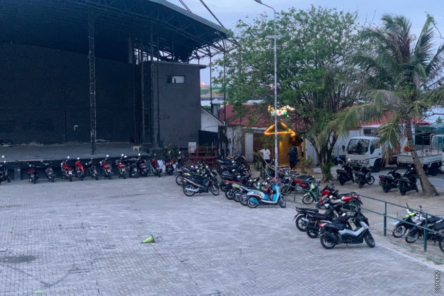 މާޗް 20، 2020: ކޮވިޑް19ގެ ނުރައްކާ ރާއްޖެއަށް ބޮޑުވެ، ރައްކާތެރިކަމުގެ ފިޔަވަޅެއްގެ ގޮތުން ސަރުކާރުގެ ހުރިހާ އިދާރާތަކެއް ވަނީ ބަންދުކޮށްފައެވެ. މީހުން އެއްވެ އުޅުމާއި އެކިއެކި ހަފްލާތަކަށް ޖަމާވެ ނޫޅުމަށް ކަމާބެހޭ އިދާރާތަކުންނާއި ސިއްހީ ހިދުމަތްތެރިން ދަނީ އާދޭސްކުރަމުންނެވެ. މިސްކިތްތަކުގެ ތާލަފިލިތަކުން ގޮވަނީ ގޭގައި ނަމާދު ކުރުމަށެވެ. ގޭގައި ތިބުމަށް ތަކުރާރުކޮށް ދަނީ ނަސޭހަތްތެރިވަމުންނެވެ. އޭރުން ބަލި ފެތުރުން ކޮންޓްރޯލްވާނެއެވެ. ނަމަވެސް ޒަރޫރީ ބޭނުމެއް ނެތި، ބައެއް މީހުން މަގުމައްޗަށް ނުކުމެ، އާންމު ދިރިއުޅުމެކޭ އެއްގޮތަށް އުޅެމުން އެބަދެއެވެ. ކޮވިޑް19 އިން މިންޖުވެ، އާއްމު ދިރިއުޅުމަށް ރުޖޫއަވެވޭނީ ގޭގައި ތިބެ، ސިއްހީ މާހިރުން އަންގާ ގޮތަށް އަމަލުކޮށްގެންނެވެ -- ސަން ފޮޓޯ/ މުޒައްޔިން